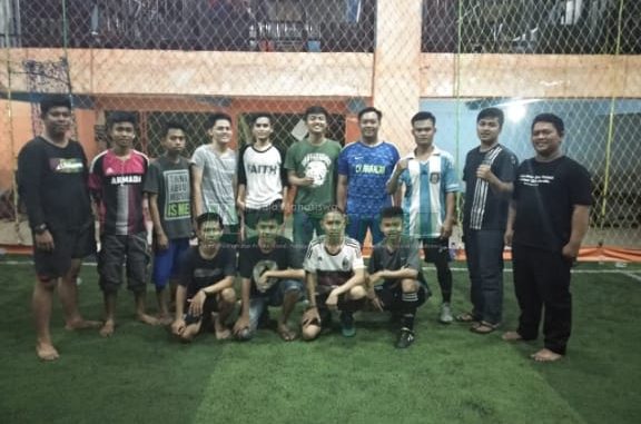 Gambar Jalin Silaturahmi Antar Pemuda, Mahasiswa KKN Mattiro Bulu Adakan Futsal Bersama